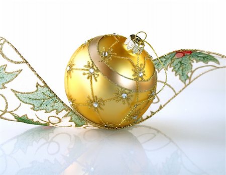 simsearch:400-05674130,k - Gold Christmas ball with a curly ribbon Photographie de stock - Aubaine LD & Abonnement, Code: 400-04925836