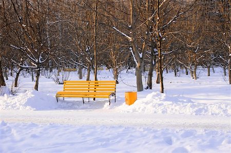 simsearch:400-03987371,k - Bright yellow bench in the evening winter park Foto de stock - Super Valor sin royalties y Suscripción, Código: 400-04926129