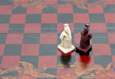 wise old men Chinese chess pieces on chessboard Photographie de stock - Aubaine LD & Abonnement, Code: 400-04922125