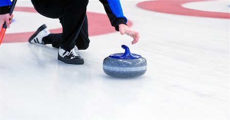 Joueur de livrer une pierre sur une piste de curling, glissant sur la glace de curling Photographie de stock - Aubaine LD & Abonnement, Code: 400-04922255