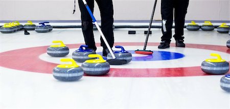 Two players with brooms on the ice, determining the strategy during a curling game Photographie de stock - Aubaine LD & Abonnement, Code: 400-04922253