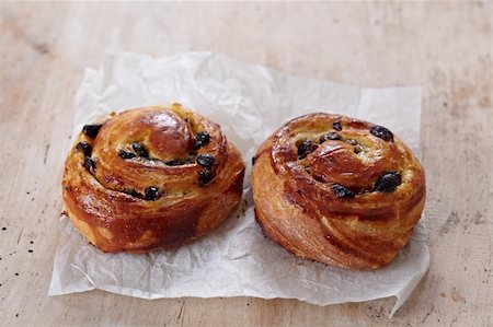 fresh sweet buns on old wooden table Photographie de stock - Aubaine LD & Abonnement, Code: 400-04922515