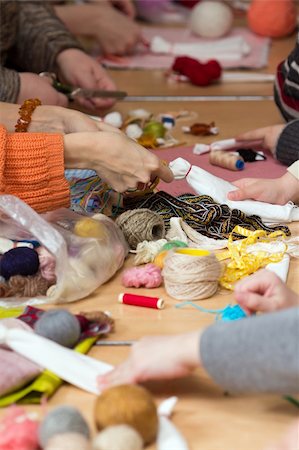 production line - Russian folk crafts. Making rag doll Vesnyanka Photographie de stock - Aubaine LD & Abonnement, Code: 400-04922524