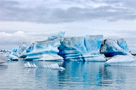 The famous Jokulsarlon glacier lake in Iceland, where the icebergs, originating from the Vatnajokull float. This location was used for various action movies. Stockbilder - Microstock & Abonnement, Bildnummer: 400-04923193