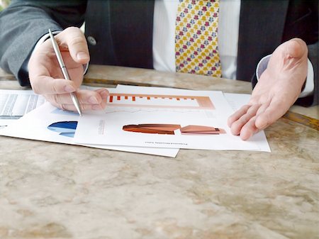 Close-up of male hand with pen on financial  charts Photographie de stock - Aubaine LD & Abonnement, Code: 400-04923588