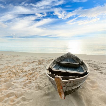 Boat on the beach at sunrise time Photographie de stock - Aubaine LD & Abonnement, Code: 400-04923696