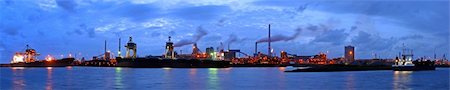A panorama of a steel plant at twilight with huge ships being unloaded from their freight of iron ore and coal Photographie de stock - Aubaine LD & Abonnement, Code: 400-04923766