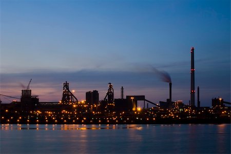 Steelworks at dawn, seen from across a sluice entrance. An industrial, almost silhouette view of heavy industry. Photographie de stock - Aubaine LD & Abonnement, Code: 400-04923821