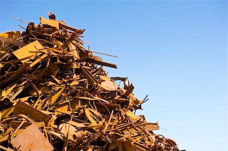 simsearch:400-06176986,k - Metal scrap heap detail against a clear blue sky Fotografie stock - Microstock e Abbonamento, Codice: 400-04923858