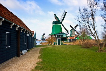 Les moulins à vent anciens, typiquement néerlandais et grange à l'attraction touristique « De Zaanse Schans » sur une journée d'hiver de nice Photographie de stock - Aubaine LD & Abonnement, Code: 400-04923899