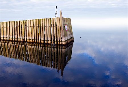 foulque - A wooden jetty on a calm hazy winter morning, lit up by a warming sun Photographie de stock - Aubaine LD & Abonnement, Code: 400-04923893