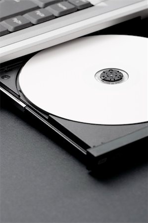 simsearch:400-03950272,k - compact disc in cd rom Photographie de stock - Aubaine LD & Abonnement, Code: 400-04934038