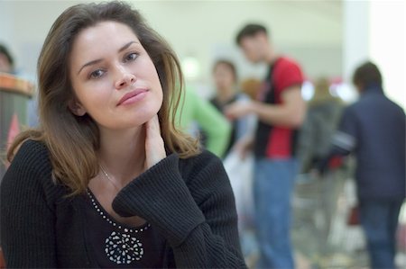 simsearch:400-07169053,k - Pretty brunette in shopping center casual shot Stockbilder - Microstock & Abonnement, Bildnummer: 400-04934065