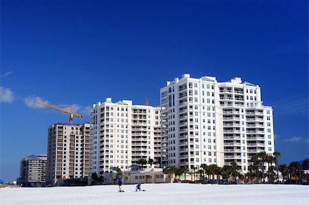 florida beach with hotel - Huge hotel complex by the beach with blue sky Photographie de stock - Aubaine LD & Abonnement, Code: 400-04934088