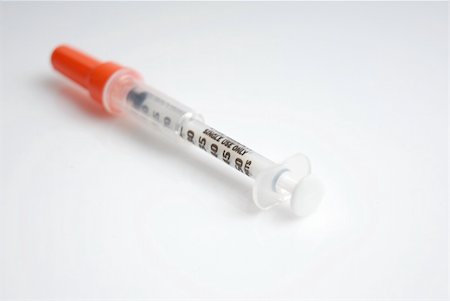 simsearch:400-06553842,k - Single new small syringe Stockbilder - Microstock & Abonnement, Bildnummer: 400-04934393