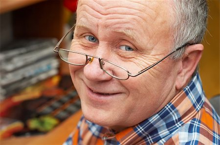 simsearch:400-04435288,k - Casual senior man with glasses. emotional portrait series. Photographie de stock - Aubaine LD & Abonnement, Code: 400-04934555