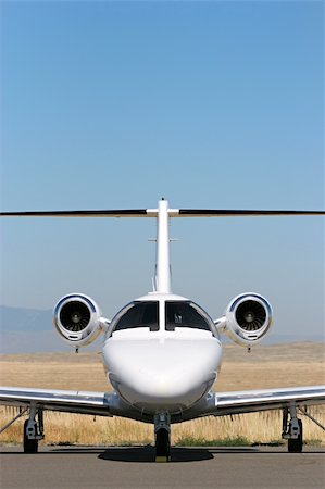 simsearch:400-04463621,k - private corporate jet parked at the airport against blue sky with copyspace Foto de stock - Royalty-Free Super Valor e Assinatura, Número: 400-04934777