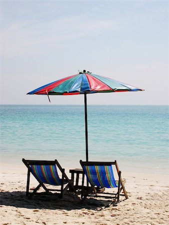 simsearch:700-00555130,k - Deck chairs on a white sandy coastline - beach scenic Fotografie stock - Microstock e Abbonamento, Codice: 400-04935259
