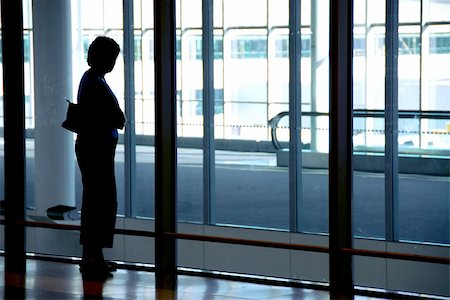 plane delay - Woman waiting at the international airport terminal Stock Photo - Budget Royalty-Free & Subscription, Code: 400-04936924