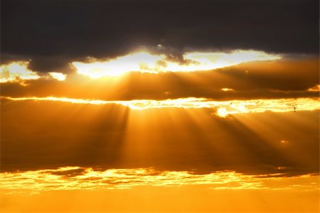 simsearch:400-05026123,k - Rays of sun shining through the clouds at sunset Photographie de stock - Aubaine LD & Abonnement, Code: 400-04937054