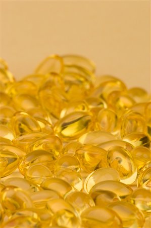 simsearch:400-05111054,k - Cod liver oil capsules against a plain background Foto de stock - Super Valor sin royalties y Suscripción, Código: 400-04937495