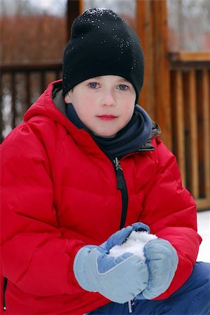 simsearch:400-06132090,k - Portrait of a boy making a snowball in winter park Photographie de stock - Aubaine LD & Abonnement, Code: 400-04937770