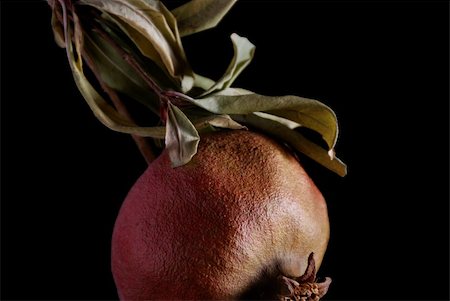 Closeup of pomegranade on dark background Fotografie stock - Microstock e Abbonamento, Codice: 400-04937926