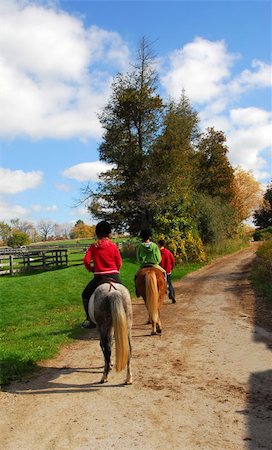 Children riding ponies on a countryside road Foto de stock - Super Valor sin royalties y Suscripción, Código: 400-04938626