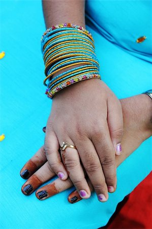 simsearch:655-02375891,k - Close-up of the hands of an Indian woman with traditional henna design and jewellery. Foto de stock - Royalty-Free Super Valor e Assinatura, Número: 400-04938919