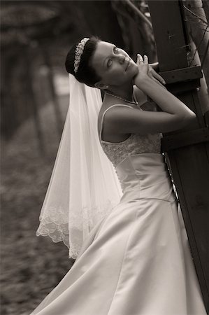 diadème - Beautiful the bride in park. b/w+sepia Stock Photo - Budget Royalty-Free & Subscription, Code: 400-04939621