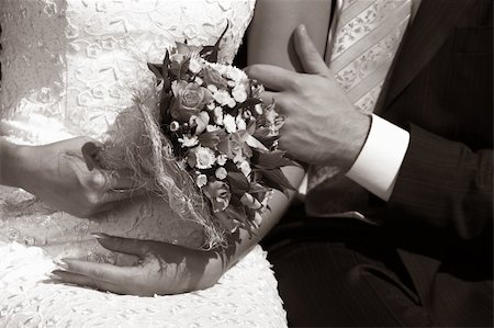 simsearch:400-04440941,k - Wedding bouquet in hands of the bride. b/w+sepia Fotografie stock - Microstock e Abbonamento, Codice: 400-04939641