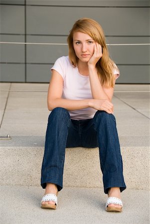simsearch:400-04845928,k - Young woman sitting in front of modern  building Foto de stock - Super Valor sin royalties y Suscripción, Código: 400-04932007