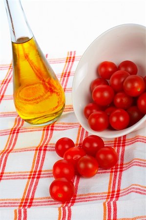 simsearch:400-03914146,k - Olive oil bottle and red tomatos cherry in the bowl Photographie de stock - Aubaine LD & Abonnement, Code: 400-04932559