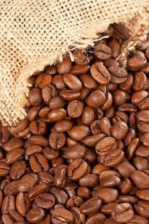 simsearch:700-03405572,k - Burlap sack over a coffee beans background Photographie de stock - Aubaine LD & Abonnement, Code: 400-04932589