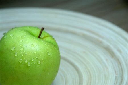 simsearch:400-07619844,k - Green apple on a wooden tray with water droplets. Concept: Health. Shallow DOF. Foto de stock - Royalty-Free Super Valor e Assinatura, Número: 400-04933117