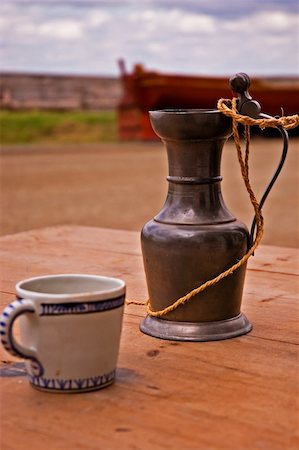 A cup and gauntlet sitting on a table in the streets of Louisbourg Photographie de stock - Aubaine LD & Abonnement, Code: 400-04933359