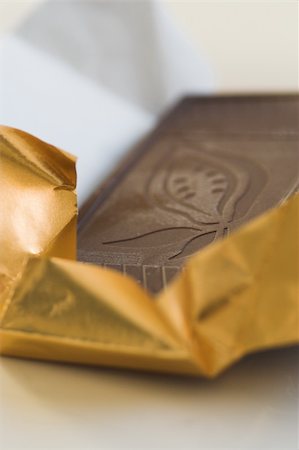 close-up of dark chocolate being unwrapped Foto de stock - Super Valor sin royalties y Suscripción, Código: 400-04933373