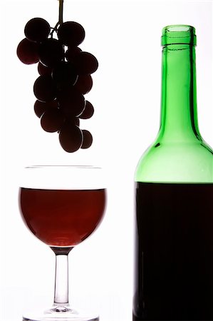 simsearch:400-03942813,k - Red wine and grapes in wihte background. Foto de stock - Royalty-Free Super Valor e Assinatura, Número: 400-04933411