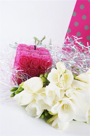 simsearch:400-04941060,k - Flowers, candle and a gift bag for a birthday or other special occasion - isolated. Fotografie stock - Microstock e Abbonamento, Codice: 400-04944443