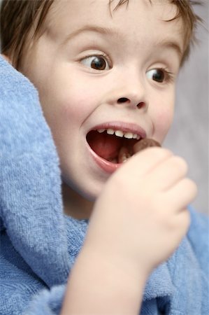 The boy with the open mouth wishes to eat a sweet Stockbilder - Microstock & Abonnement, Bildnummer: 400-04944676