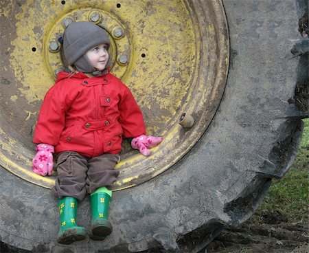child in red siting on wheel Foto de stock - Super Valor sin royalties y Suscripción, Código: 400-04944928