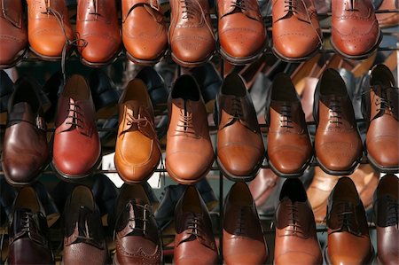 simsearch:400-05317494,k - Lines of brown leather shoes for men on a stand. Foto de stock - Super Valor sin royalties y Suscripción, Código: 400-04945149