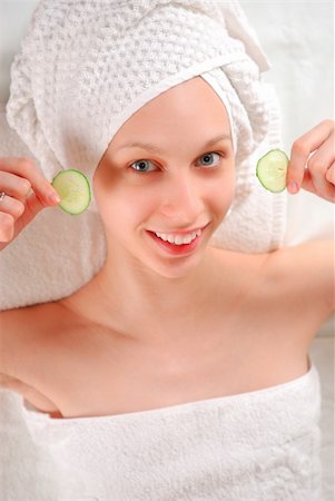 simsearch:400-03916522,k - Woman laying on towel with cucumbers on her eyes Foto de stock - Super Valor sin royalties y Suscripción, Código: 400-04946224