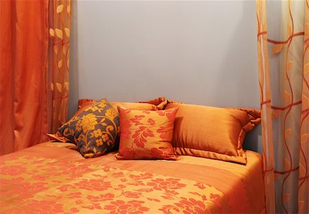 simsearch:400-03961189,k - Bedroom decorated in shades of orange - home interiors Fotografie stock - Microstock e Abbonamento, Codice: 400-04946466