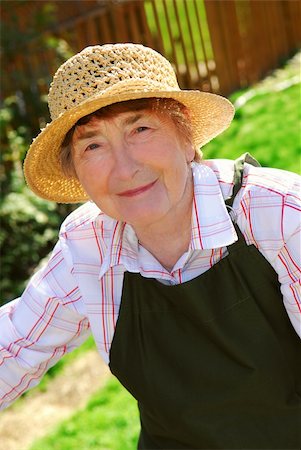 simsearch:400-04326057,k - Portrait of a senior woman in gardening apron and hat Foto de stock - Super Valor sin royalties y Suscripción, Código: 400-04946492