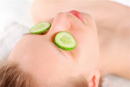 simsearch:400-03916522,k - Woman laying on towel with cucumbers on her eyes Foto de stock - Super Valor sin royalties y Suscripción, Código: 400-04946619