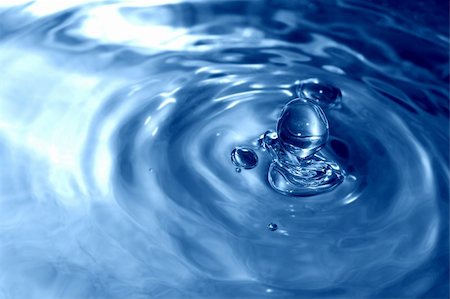 Macro of a water drop making a splash - shallow DOF Foto de stock - Super Valor sin royalties y Suscripción, Código: 400-04946641