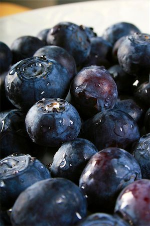 photos of blueberries for kitchen - Fresh blueberries on a white plate shot in studio Foto de stock - Super Valor sin royalties y Suscripción, Código: 400-04946975