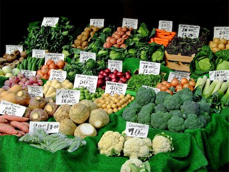 simsearch:622-06964418,k - Big stall full of fresh and organic vegetables Photographie de stock - Aubaine LD & Abonnement, Code: 400-04946984