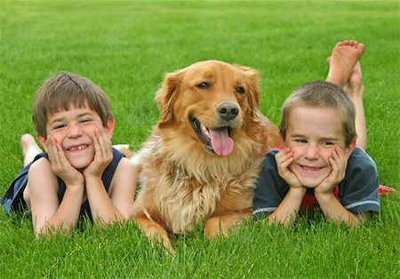 simsearch:400-04449607,k - Boys and Golden Retriever laying down in grass Photographie de stock - Aubaine LD & Abonnement, Code: 400-04947609